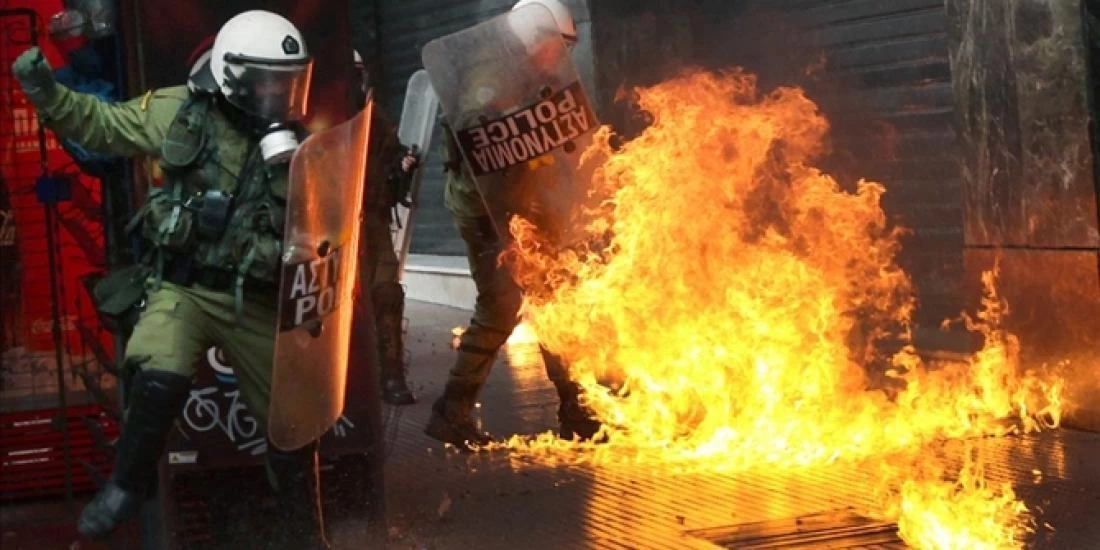 Επίθεση με μολότοφ στα ΜΑΤ στα Εξάρχεια